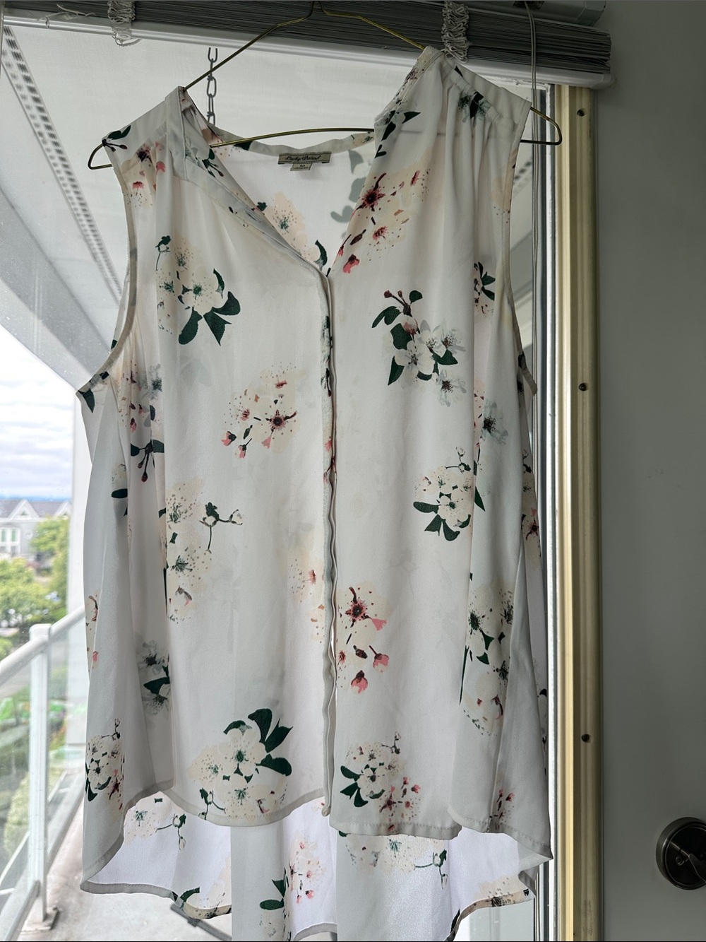 Lucky Brand White Floral V-Neck Sleeveless Blouse